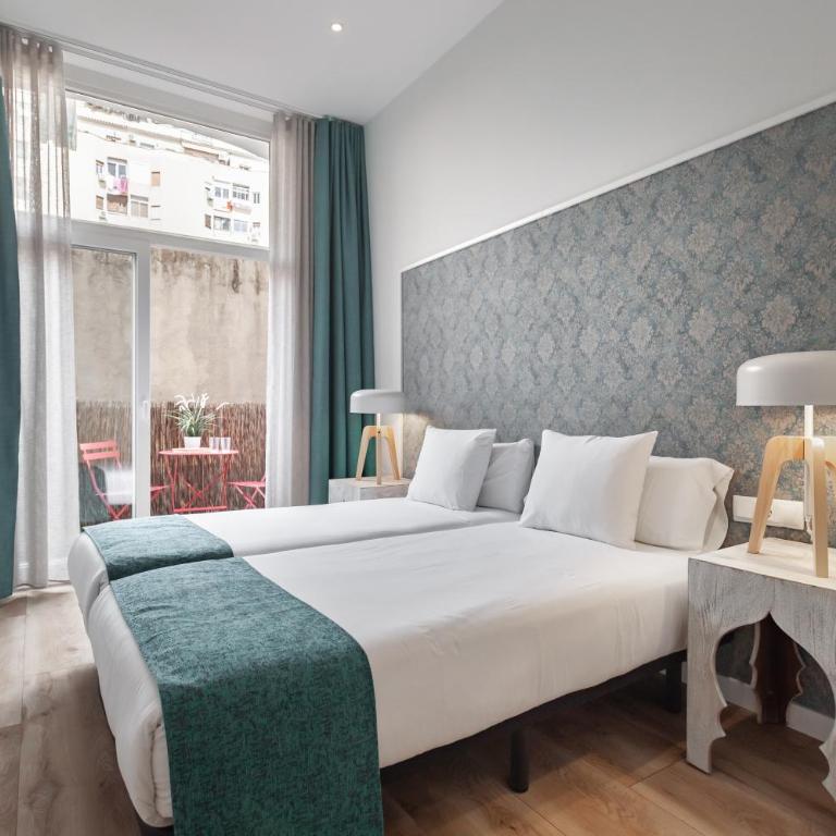 Art House Fira Apartments - Four-Bedroom Apartment with Balcony - 1