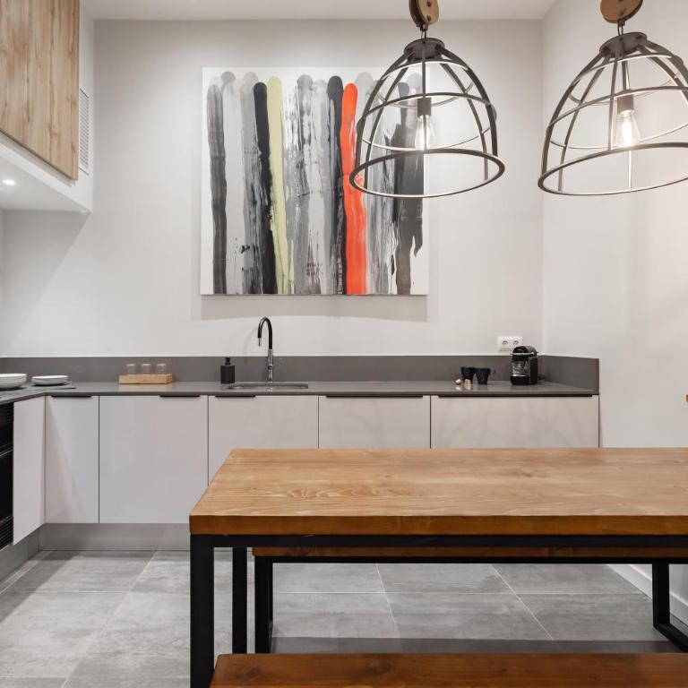 Art House Fira Apartments - Four-Bedroom Apartment with Balcony - 4