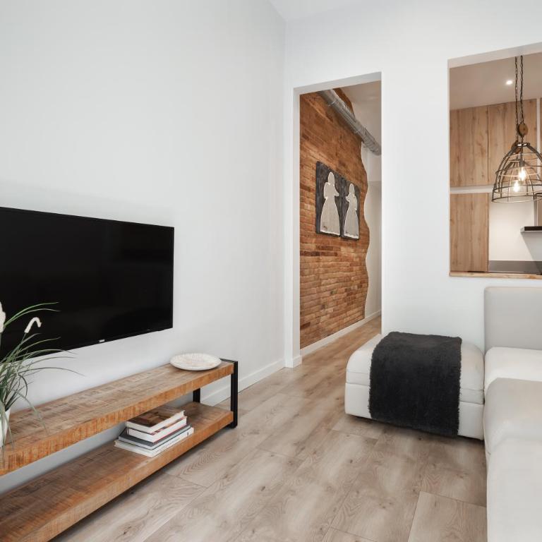 Art House Fira Apartments - Four-Bedroom Apartment with Balcony - 8