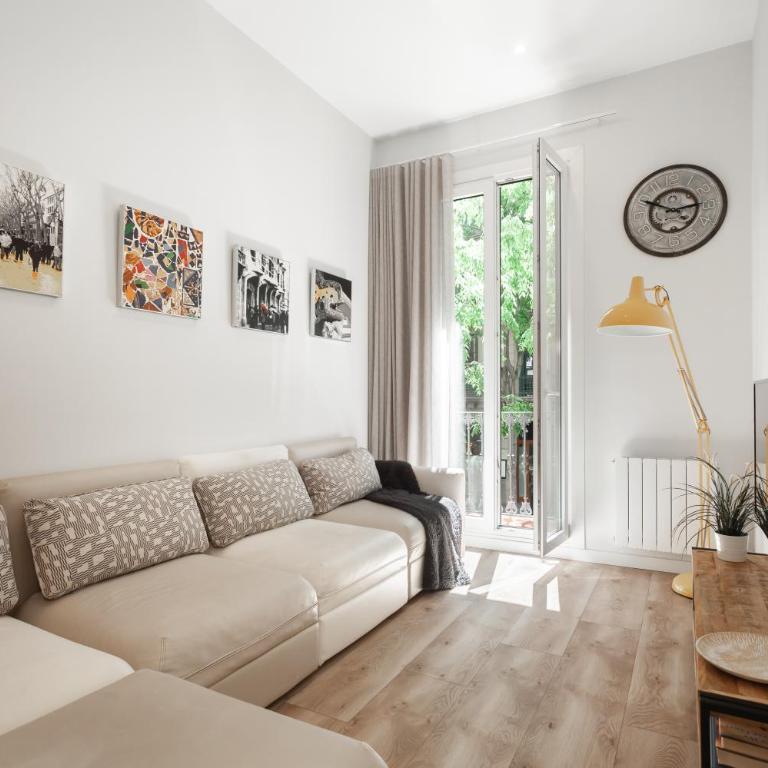 Art House Fira Apartments - Four-Bedroom Apartment with Balcony - 12