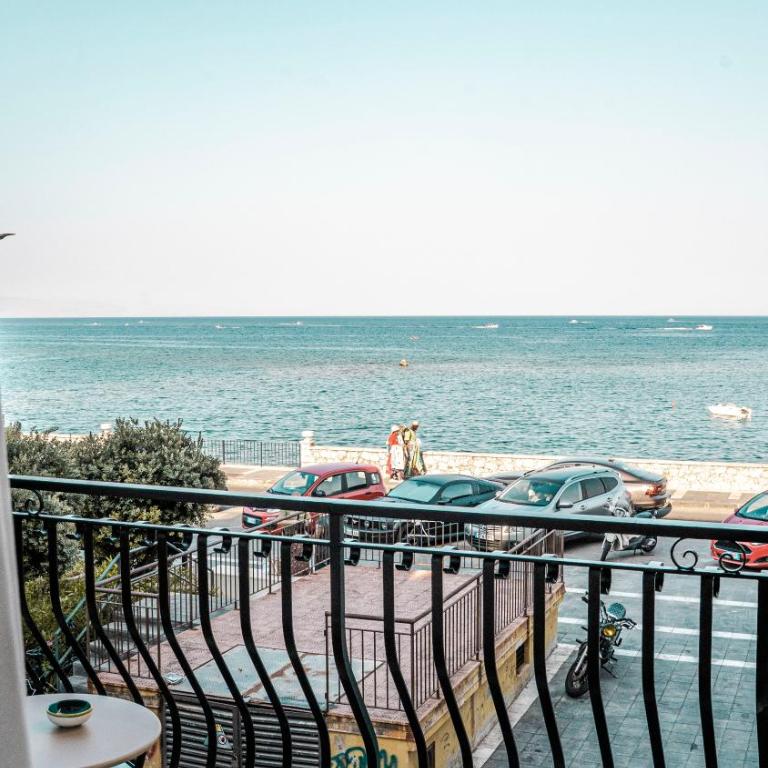Argyros Rooms - Camera Matrimoniale Deluxe con Balcone e Vista Mare - 1