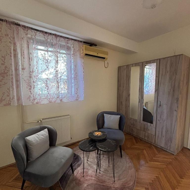 Urban Yard Retreat - One-Bedroom Apartment - 8