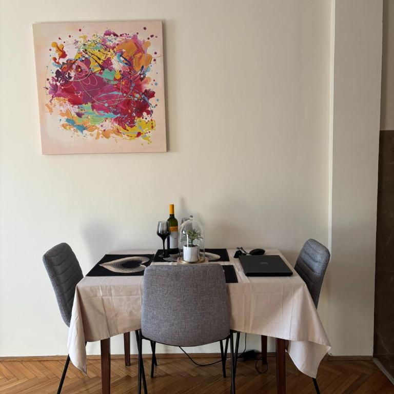 Urban Yard Retreat - One-Bedroom Apartment - 13