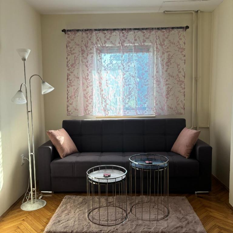 Urban Yard Retreat - One-Bedroom Apartment - 11