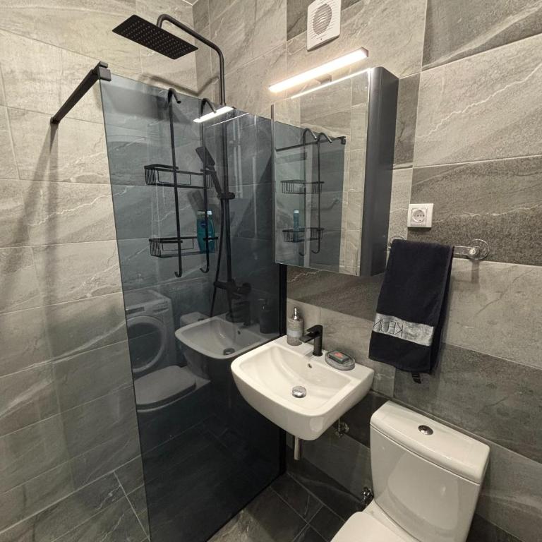 Urban Yard Retreat - One-Bedroom Apartment - 21