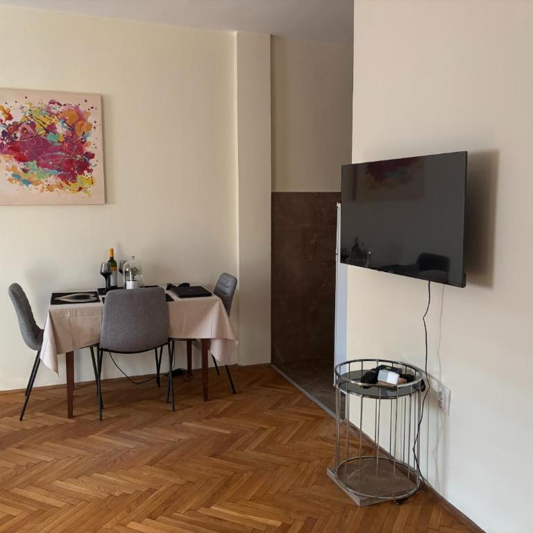 Urban Yard Retreat - One-Bedroom Apartment - 15