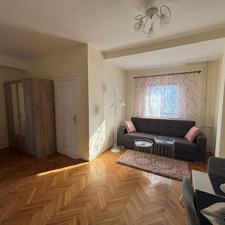 Urban Yard Retreat - One-Bedroom Apartment - 9