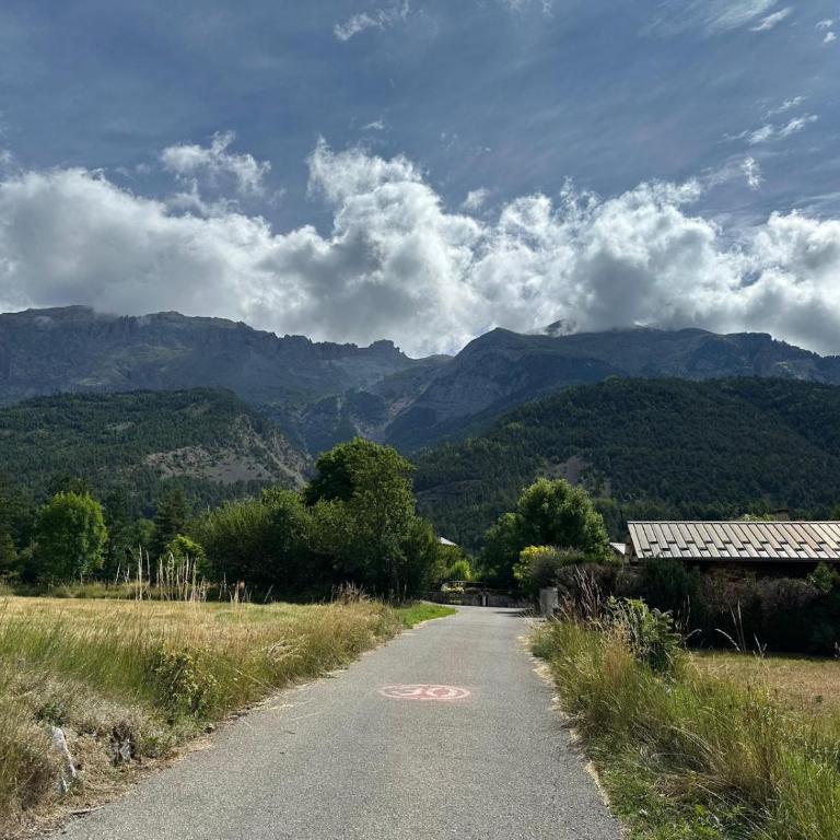 Appartement Proche Village + Vue sur Montagnes - Maison 1 Chambre - 10