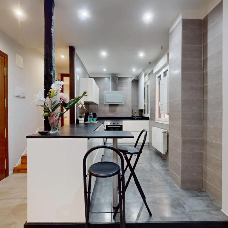Historic Center Albizuri Residence, Bright, Spacious 3BR Apartment Ideal for Groups - Three-Bedroom Premium Apartment - 2