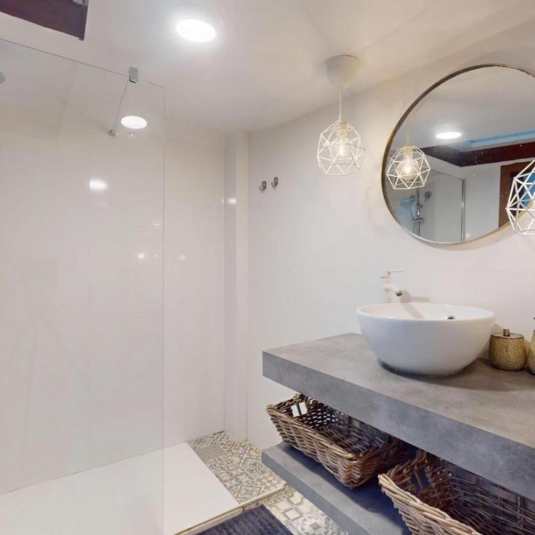 Historic Center Albizuri Residence, Bright, Spacious 3BR Apartment Ideal for Groups - Three-Bedroom Premium Apartment - 9