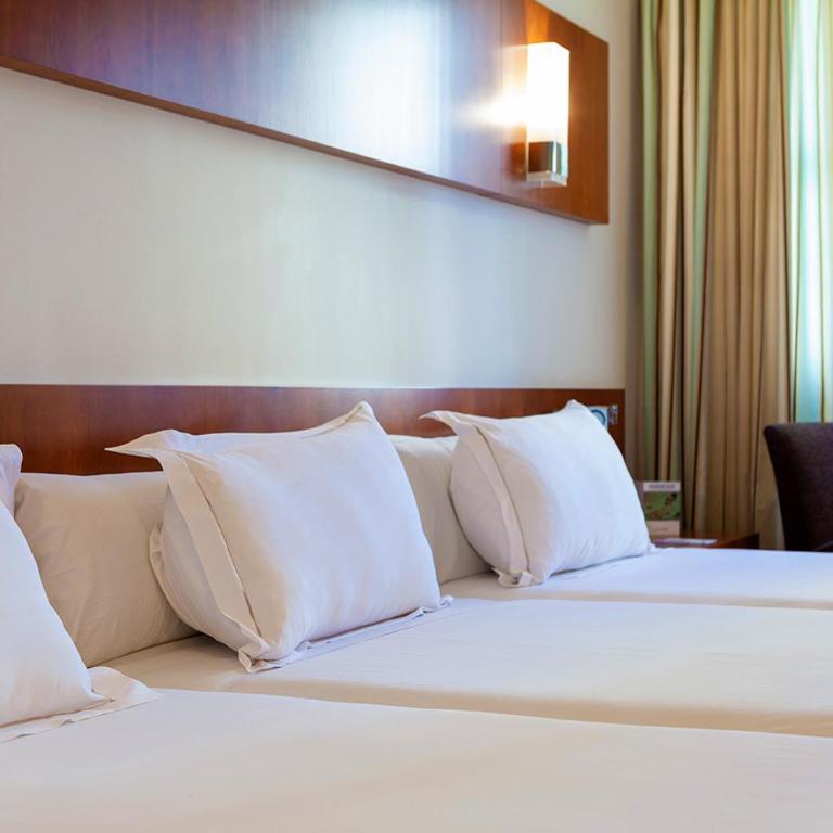 Senator Huelva - Habitación Doble con cama supletoria - 1 o 2 camas (2 adultos + 1 niño) - 2