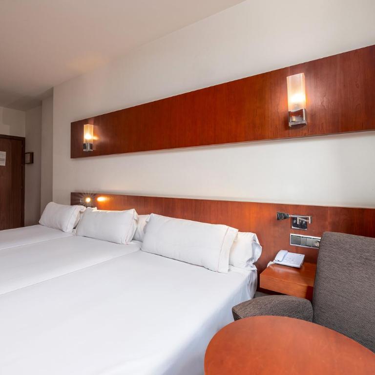 Senator Huelva - Habitación Doble con cama supletoria - 1 o 2 camas (2 adultos + 1 niño) - 5