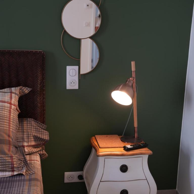 Maison sol en ciel Petit Dejeuner et Parking inclus - Chambre Double avec Salle de Bains Privative - 13