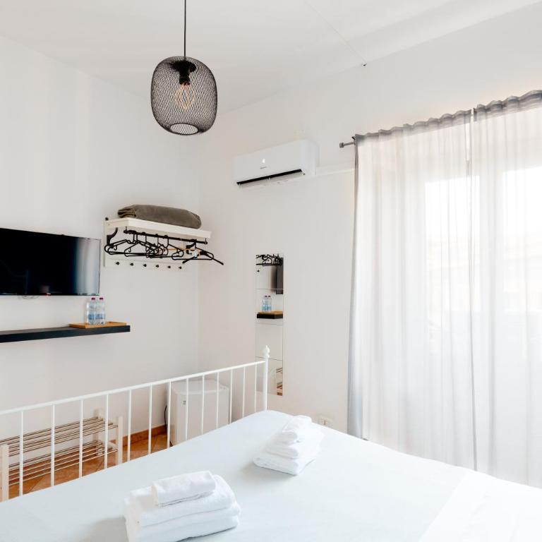 Palazzo Currò - Double Room with Balcony - 25