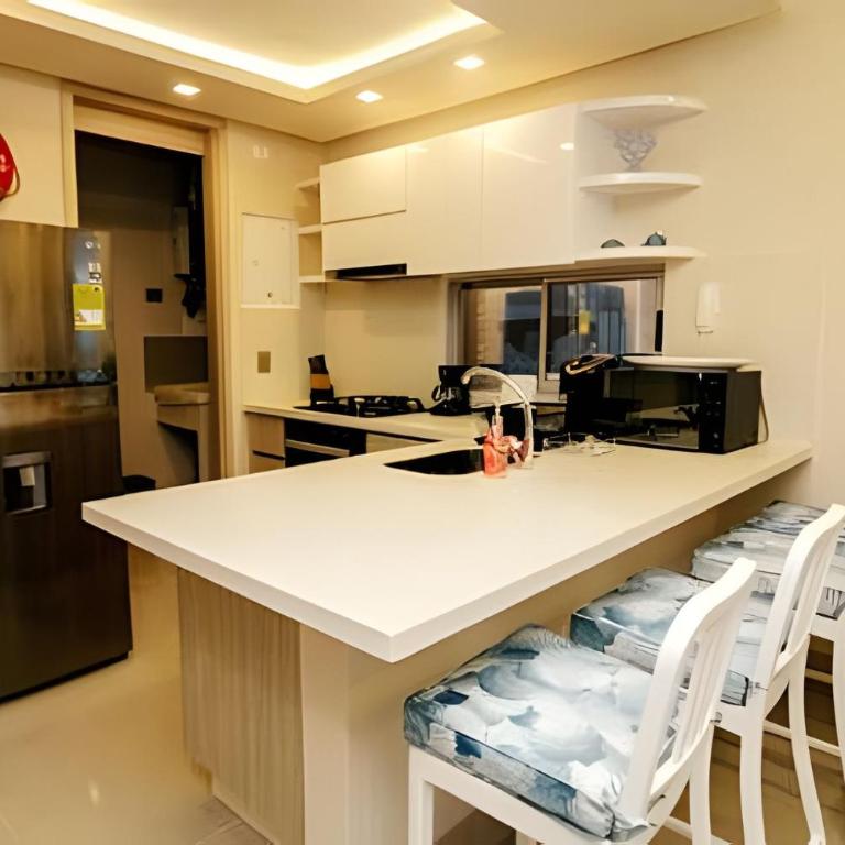 Beachfront Bocagrande Stay | Breathtaking Sunsets - Apartment - 8
