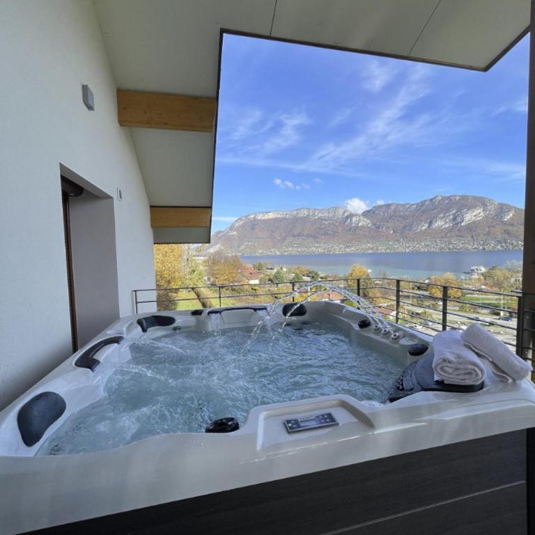 NEW! Villa l'or bleu -DUPLEX & MAINFLOOR- by Les éclectiques - VILLA - 2 Apartments - Panoramic Terrasse with Lake View & Spa - 40