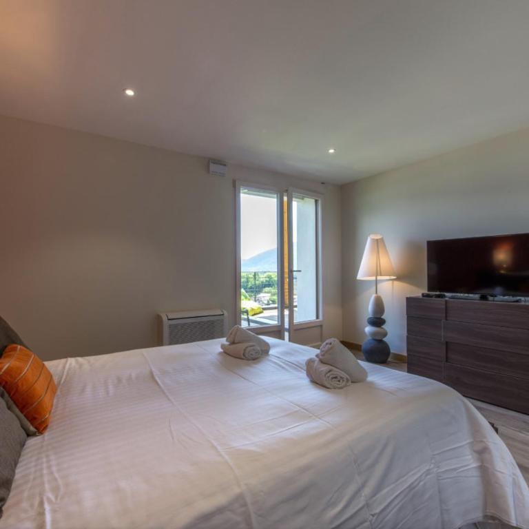 NEW! Villa l'or bleu -DUPLEX & MAINFLOOR- by Les éclectiques - DUPLEX Apartment - Panoramic Terrasse with Lake View & Spa - Upper Floor - 5