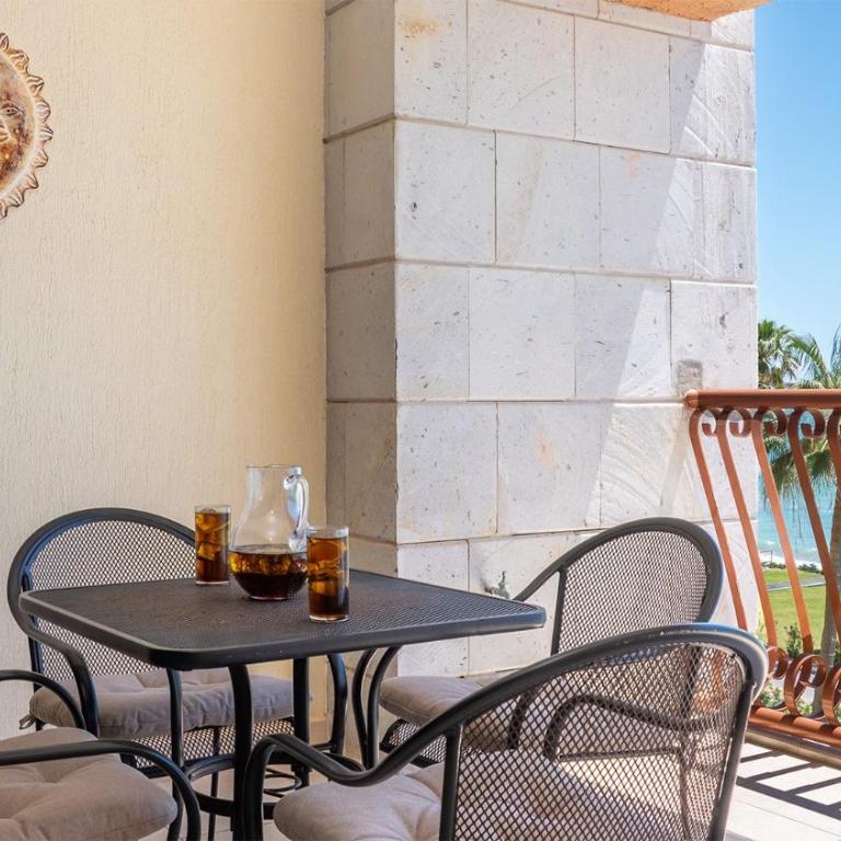 Sun Shine Moments Adorable Oceanfront Condo - Casa - 11