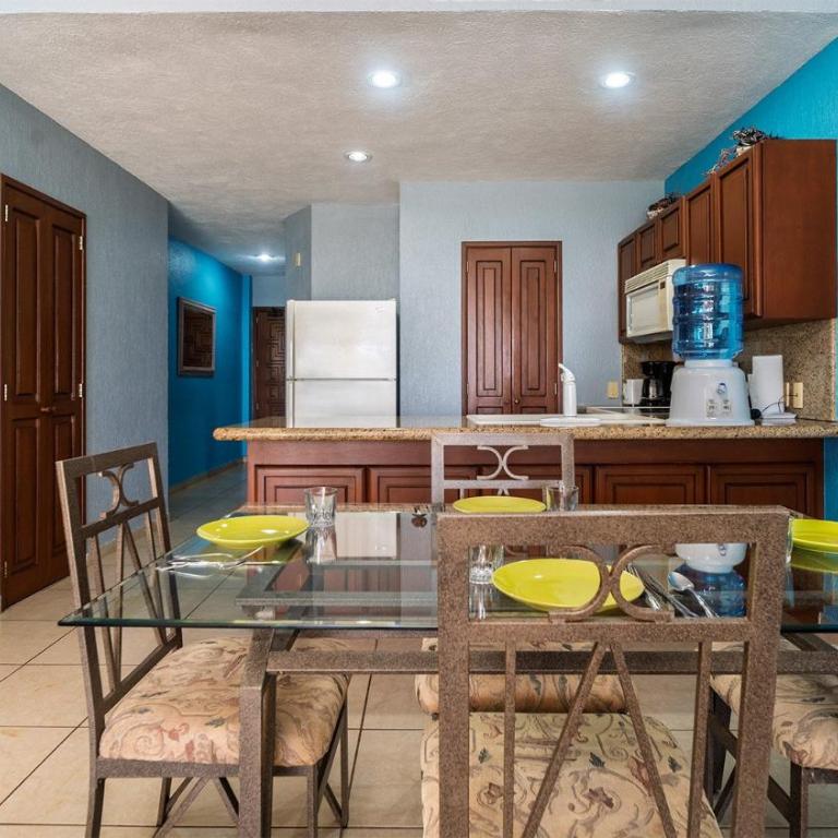Sun Shine Moments Adorable Oceanfront Condo - Casa - 17