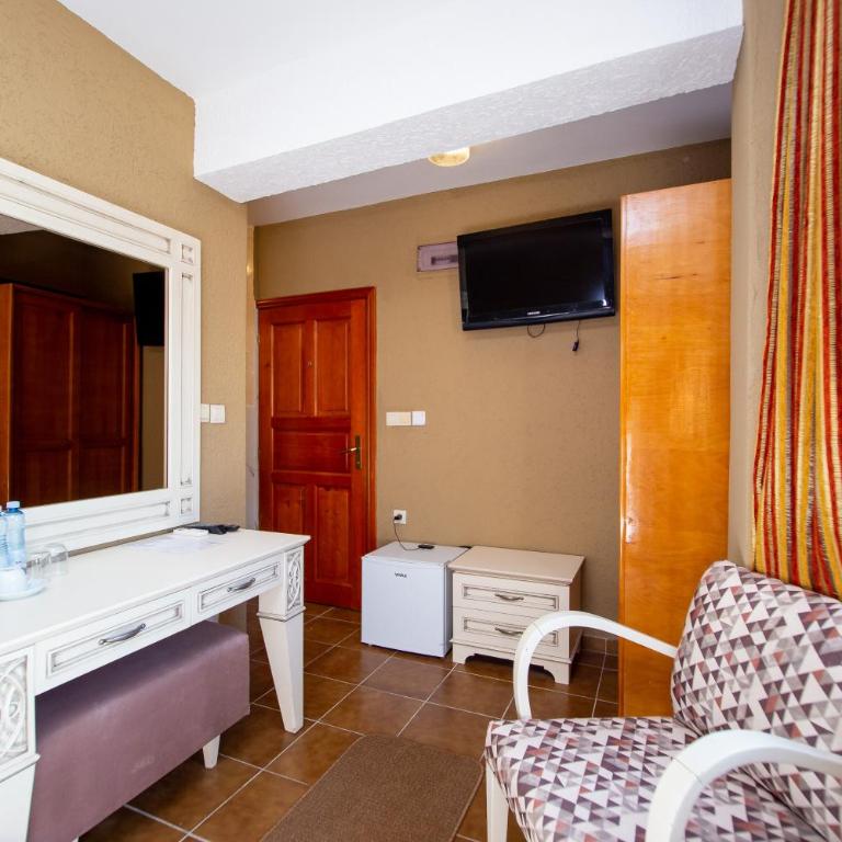 New Hotel Kuč By Marvel - Economy Dvokrevetna Soba sa Bračnim Krevetom - 5