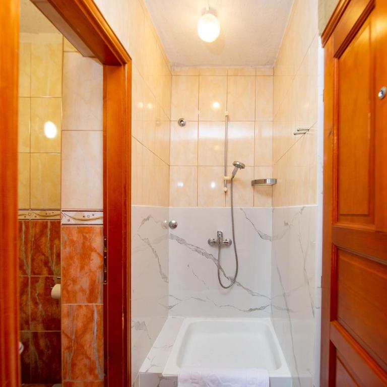 New Hotel Kuč By Marvel - Niskobudžetna Dvokrevetna Soba sa Zasebnim Krevetima - 3