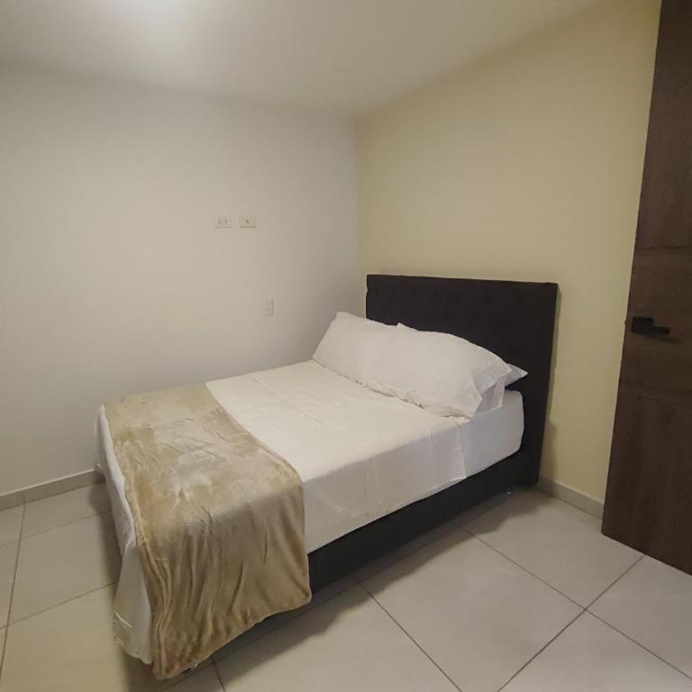 Bonito Apartamento Amoblado en la Mejor Zona - Apartamento de 2 dormitorios con balcón y terraza - 10