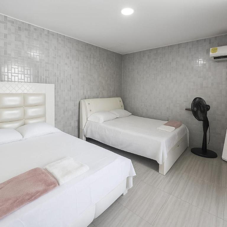 Casa con piscina cerca al aeropuerto - Four-Bedroom House - 3