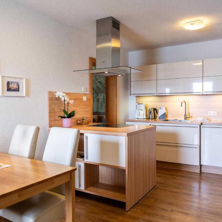 Frühstückspension Götzfried-Hof - Apartment mit 2 Schlafzimmern, Balkon und Seeblick - 1