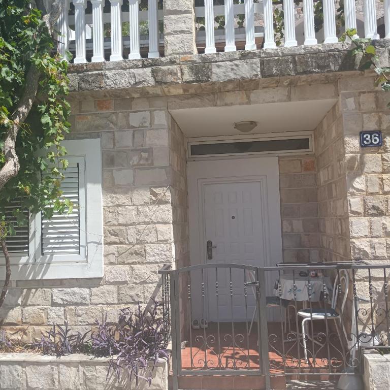 Pet Friendly Apartment Ground Floor - One-Bedroom Apartment - 2