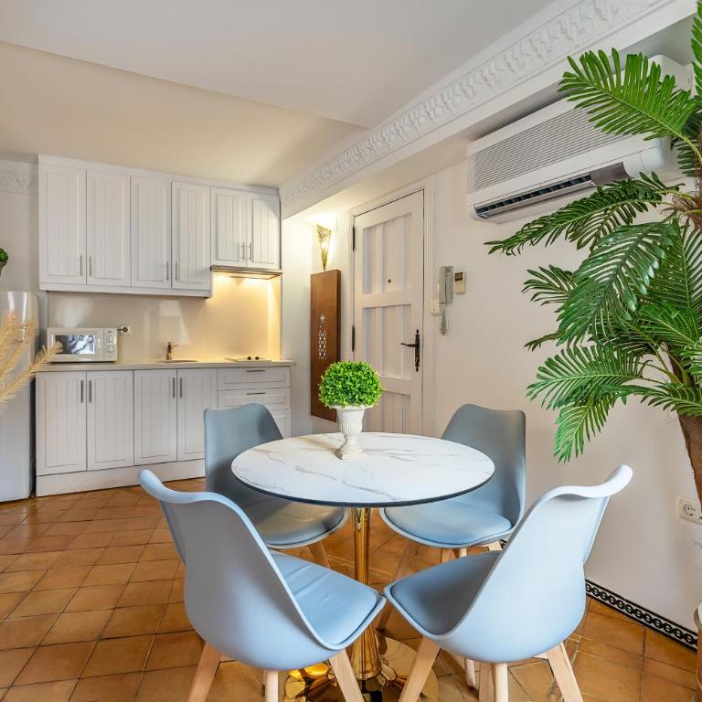 ADANAR Muralla Zirí Centro Premium - Standard Apartment with Balcony - 10