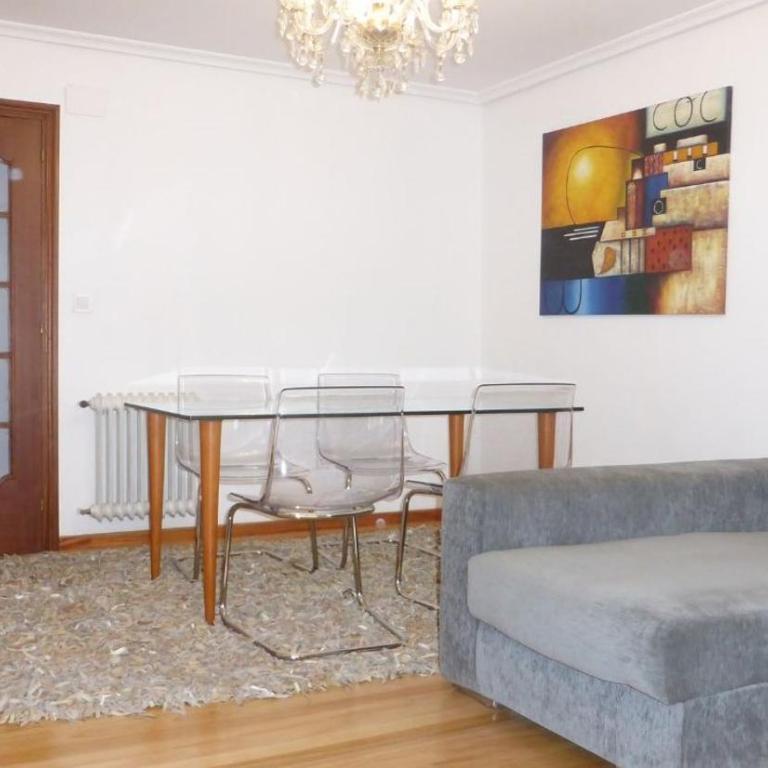 RyS Ourense Centro PARKING Gratis - Four-Bedroom Apartment with Balcony - 1