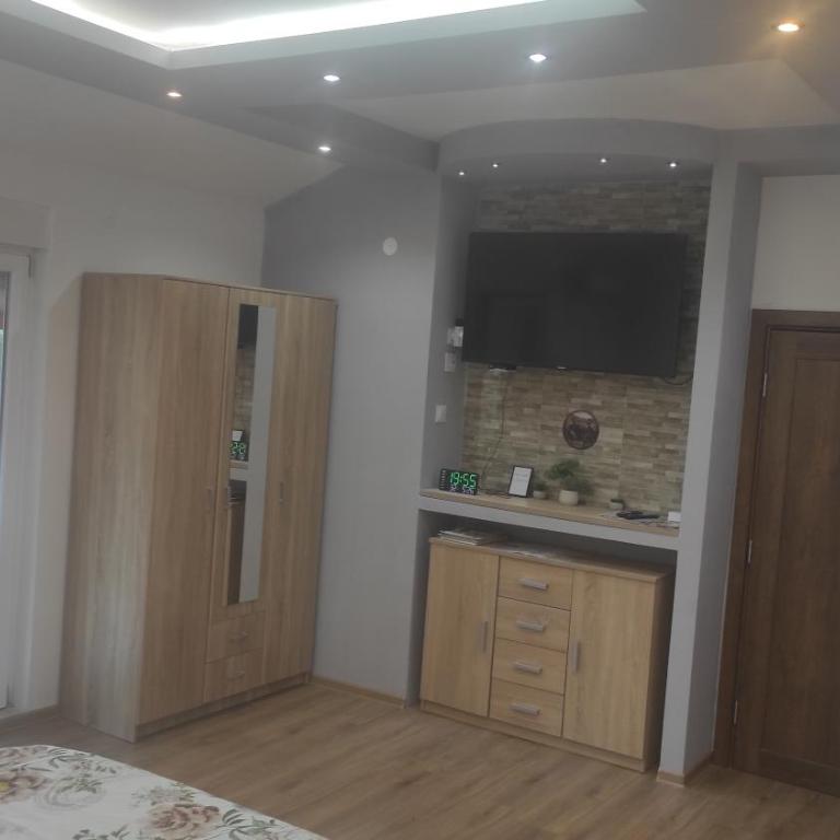 Apartmani Leonida 1 Trebinje - Dvokrevetna Soba sa Bračnim Krevetom i Balkonom (3 Odrasle Osobe) - 10
