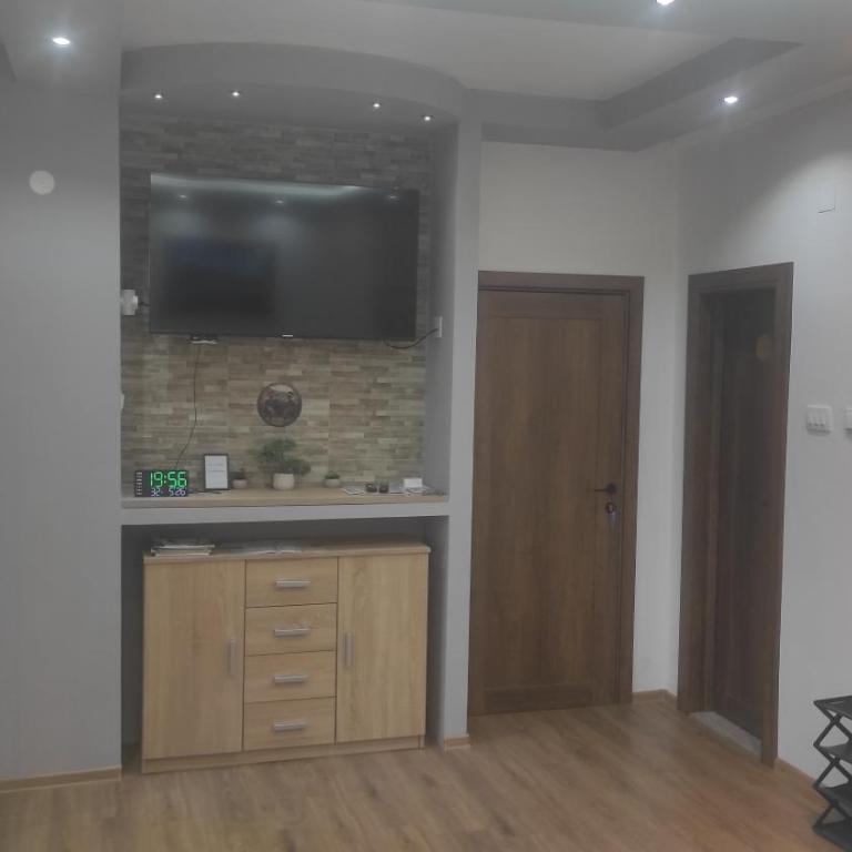 Apartmani Leonida 1 Trebinje - Dvokrevetna Soba sa Bračnim Krevetom i Balkonom (3 Odrasle Osobe) - 9
