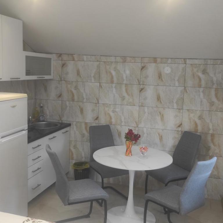 Apartmani Leonida 1 Trebinje - Dvokrevetna Soba sa Bračnim Krevetom i Balkonom (3 Odrasle Osobe) - 6
