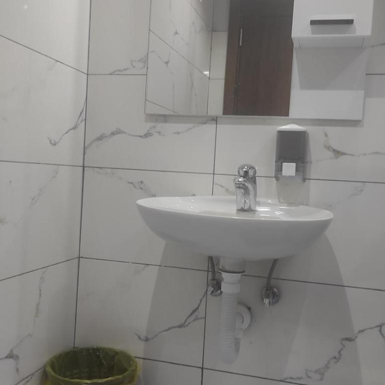 Apartmani Leonida 1 Trebinje - Dvokrevetna Soba sa Bračnim Krevetom i Balkonom (3 Odrasle Osobe) - 16