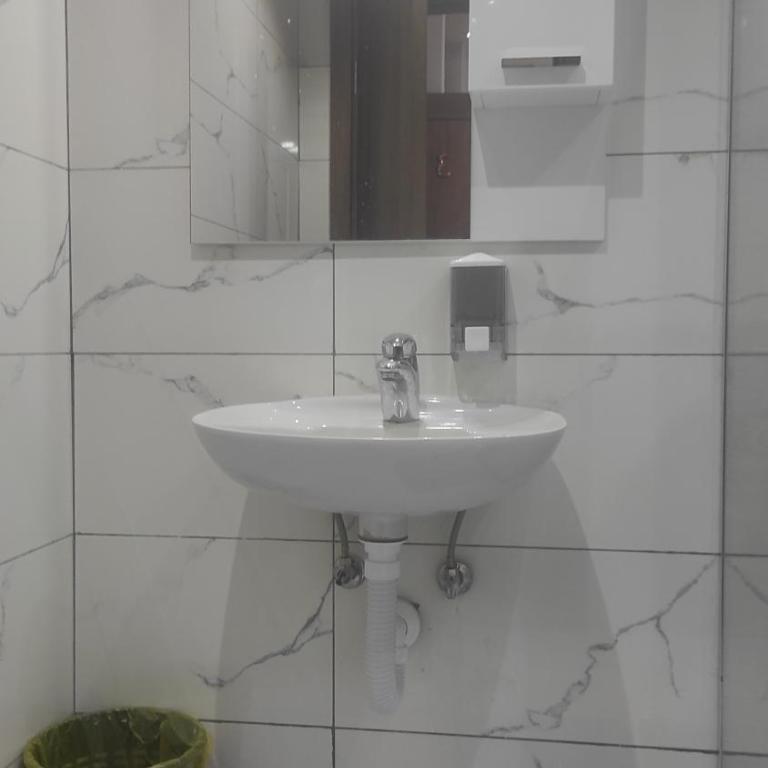 Apartmani Leonida 1 Trebinje - Dvokrevetna Soba sa Bračnim Krevetom i Balkonom (3 Odrasle Osobe) - 15