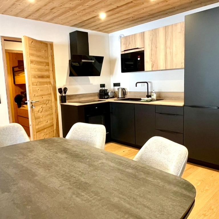 Alpe d'Huez Houses - Chez Nina - Expression - 3 chambres au pied ALPE EXPRESS - Three-Bedroom Premium Apartment with Balcony - 9