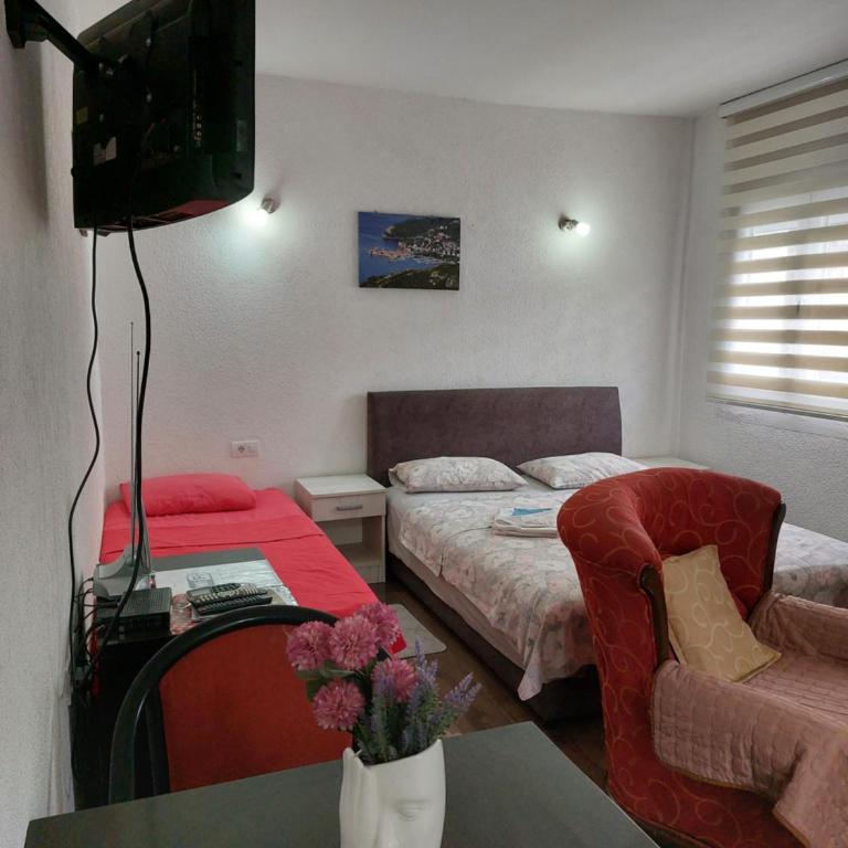 Apartments F - One-Bedroom Apartment - 4