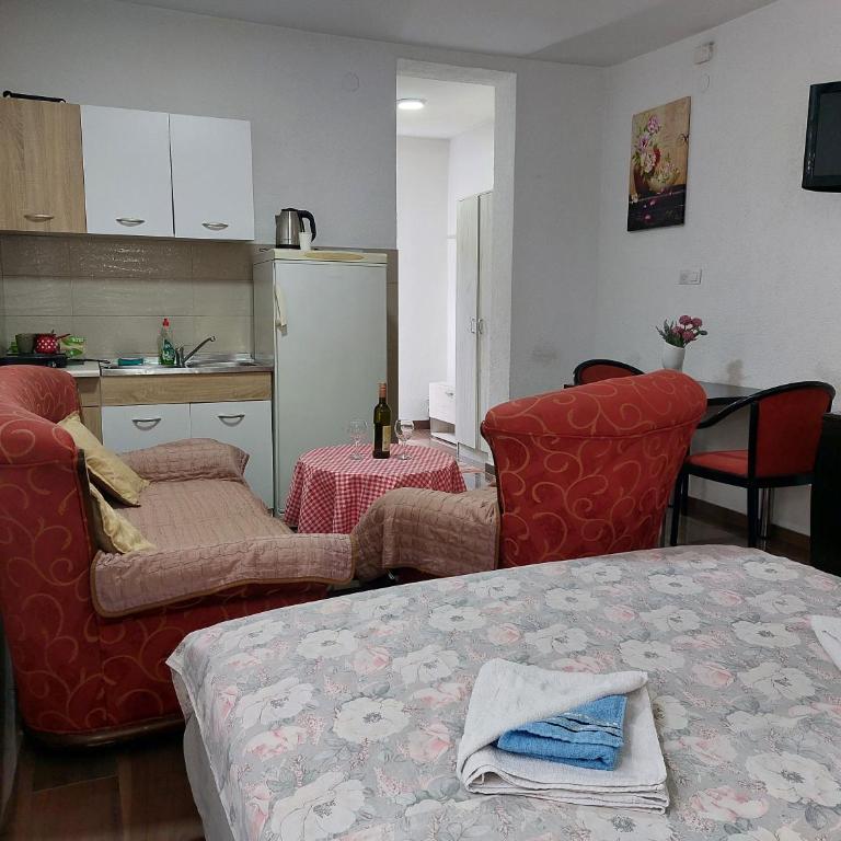 Apartments F - One-Bedroom Apartment - 3