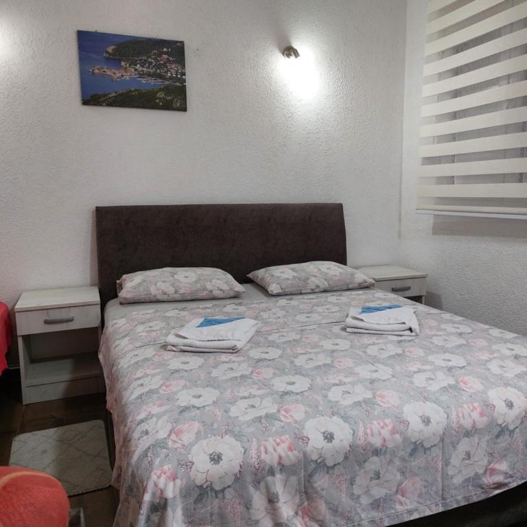 Apartments F - One-Bedroom Apartment - 2