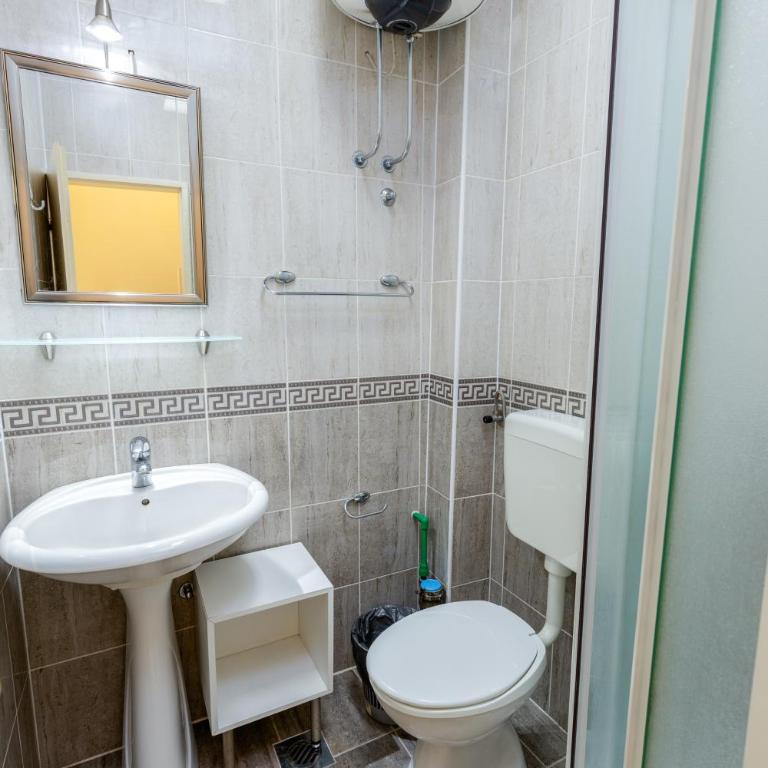 Apartmani Bozovic - Twin Room with Bathroom - 12