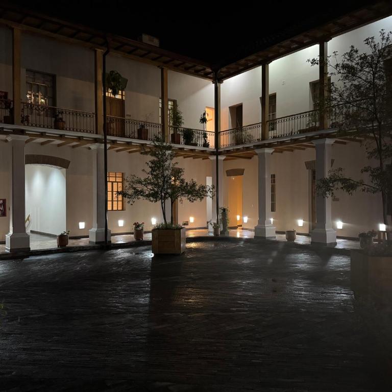 Centro Histórico Quito 3BR Apartment with Private Garage in San Marcos Neighborhood - Three-Bedroom Apartment - 1