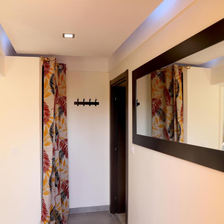 Proche Sanary et plage, grand appartement lumineux dans villa privée, 3 CH avec terrasse et jardin , climatisé SIX FOURS LES PLAGES 300m de la mer - Apartment mit 3 Schlafzimmern und Balkon - 2