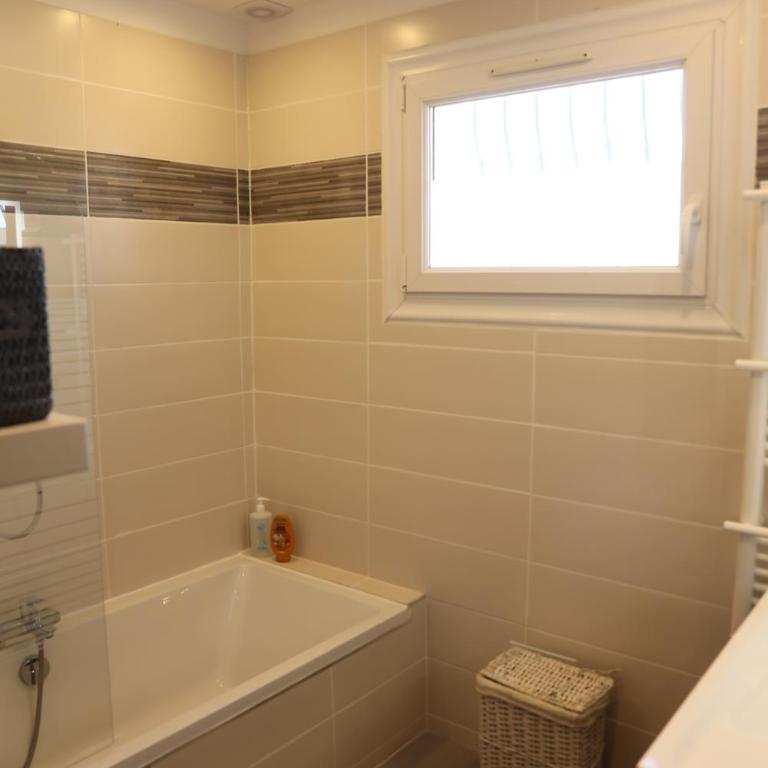 Proche Sanary et plage, grand appartement lumineux dans villa privée, 3 CH avec terrasse et jardin , climatisé SIX FOURS LES PLAGES 300m de la mer - Apartment mit 3 Schlafzimmern und Balkon - 28