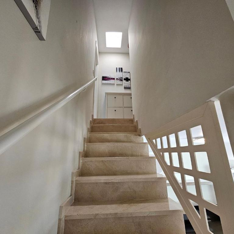 Cozy home with terrace and access to swimming pool - Apartment - 17