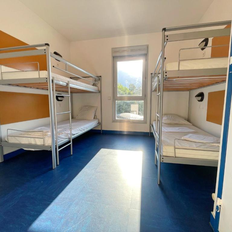Auberge de Jeunesse HI Grenoble - Chambre Quadruple avec Salle de Bains - 4