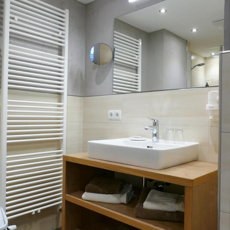 Haus Tirol - Doppelzimmer mit Balkon - 9