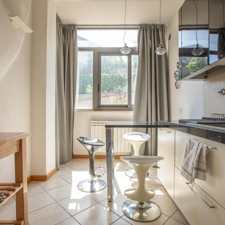 Stazione e Ospedale - Moderna - Appartamento con 2 Camere da Letto - 2