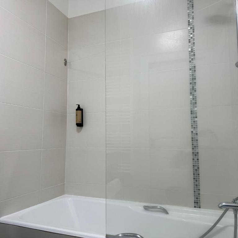 Hotel des Pins - Chambre Triple Confort (Bain) - 3
