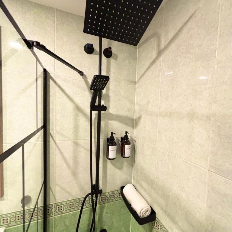 Apartamentos Alicante Centro with FREE PARKING - Suite con balcón - 11